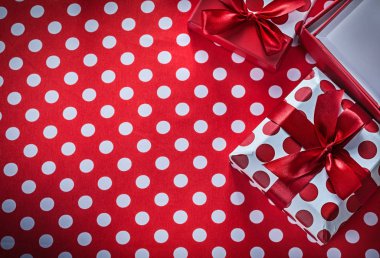 Mevcut kutulara benekli kırmızı arka plan kutlamalar con yazdırma