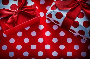 Benekli kırmızı yazdırma arka plan tatil kavramı üzerinde hediye kutuları