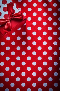 Benekli kırmızı masa örtüsü tatil kavramı üzerinde kaydırılan mevcut kutusu