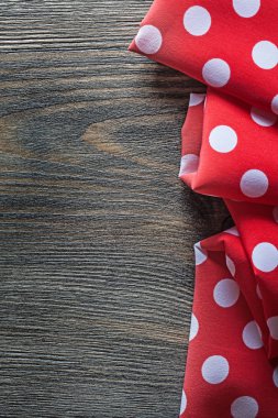 Kırmızı puantiyeli kumaş üzerine ahşap tahta Üstten Görünüm