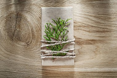 Ahşap tahta üzerinde yeşil thuya şubesi ile el yapımı hediye kutusu