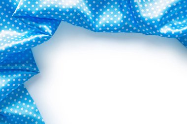 Beyaz zemin üzerine mavi benekli katlanmış masa örtüsü