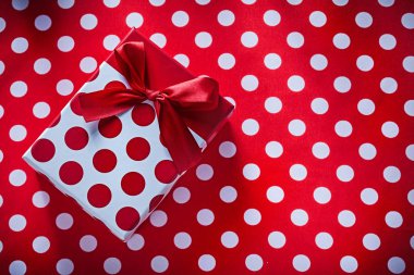 Benekli kumaş kutlamalar concep hediye ile sarılmış kutusu