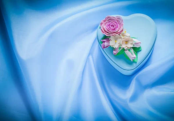Σχήμα καρδιάς δώρου σε μπλε ύφασμα φόντο διακοπές έννοια — Φωτογραφία Αρχείου