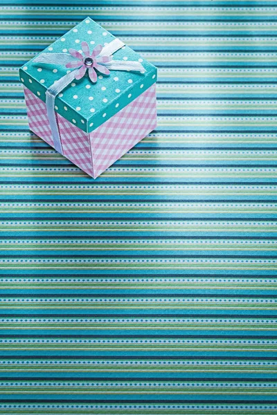 Hediye kutusu ile şerit çizgili tablo bez tatil kavramı üzerinde — Stok fotoğraf