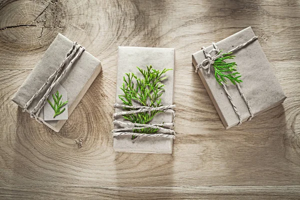 Scatole regalo fatte a mano avvolte in carta da negozio con ramo verde holi — Foto Stock