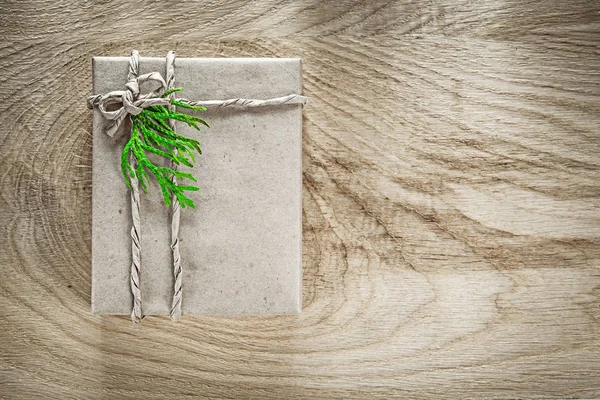 Ručně vyrobené krabičce zabalený do balicího papíru s zelené větve na — Stock fotografie