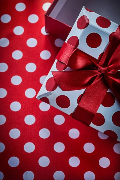 Caja de regalo con lazo en concepto de celebraciones textiles rojas lunares — Foto de Stock