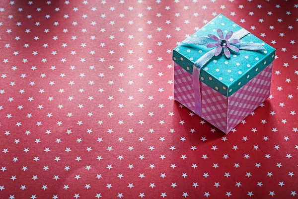 Caixa de presente em vermelho toalha de mesa feriados conceito — Fotografia de Stock
