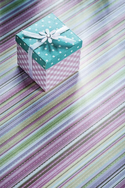 Caixa de presente com fita em feriados superfície de tecido listrado conce — Fotografia de Stock
