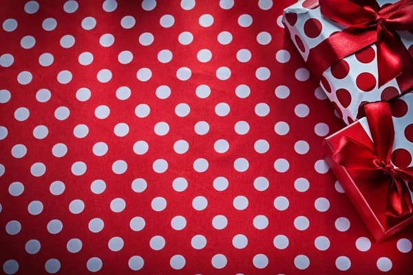 Cadeaux de Noël sur le concept de vacances textiles rouges à pois — Photo