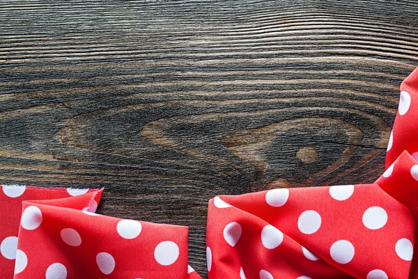 Tissu de table à pois rouges sur panneau de bois vue de dessus — Photo