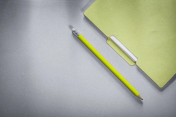회색 배경 교육에 종이 연필 마닐라 폴더 사이즈 — 스톡 사진
