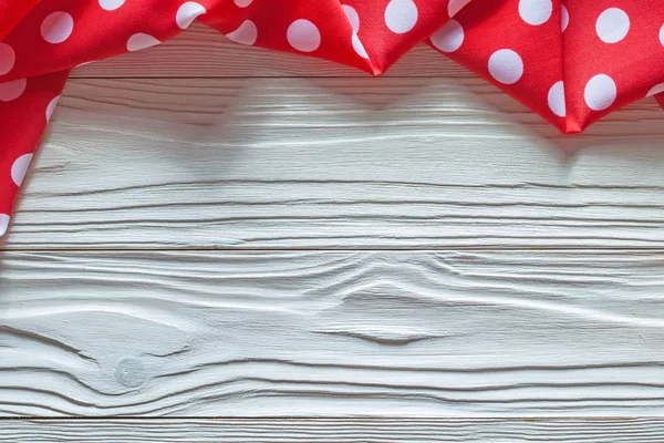 Mantel de lunares de algodón rojo sobre tabla de madera — Foto de Stock