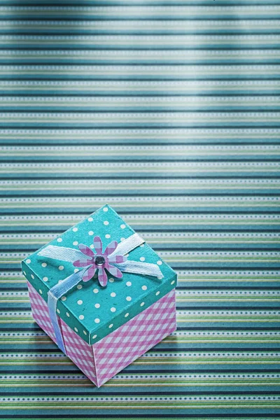礼品盒用丝带条纹表布庆典概念 — 图库照片