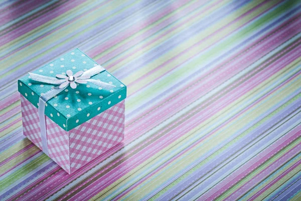 줄무늬 직물 표면 휴일 개념에 리본 선물 상자 — 스톡 사진