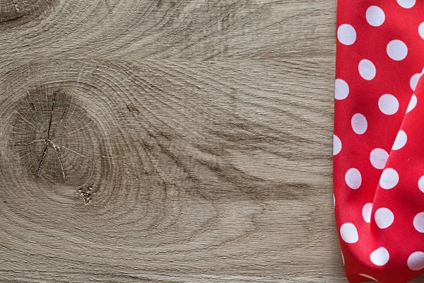 나무 보드 hor에 빨간 백색 면 접힌된 폴카 도트 식탁보 — 스톡 사진