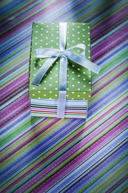 Çizgili masa örtüsü kutlamalar kavramı mevcut kutusunda dekore edilmiş