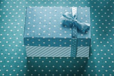Hediye kutusu ile şerit mavi benekli arka plan tatil conce üzerinde