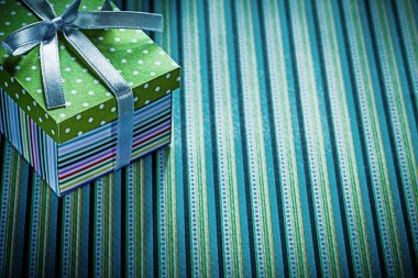 Çizgili arka plan tatil kavramı üzerinde karton kutu hediye