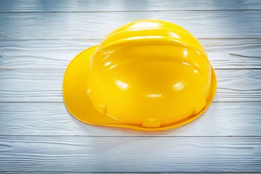 Beyaz tahta üzerinde bina kask