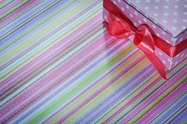 Hediye kutusu çizgili masa örtüsü tatil kavramı dekore edilmiş