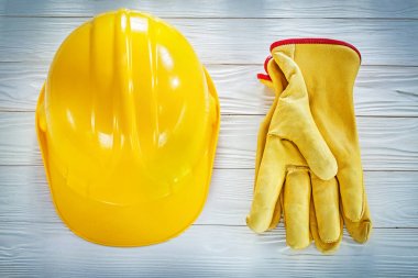 Kask deri koruyucu eldiven beyaz tahta üzerinde bina