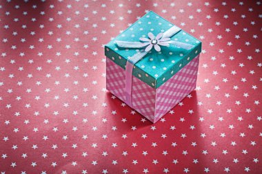 Hediye kutusu kırmızı kumaş üstten görünüm tatil kavramı