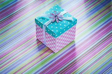 Tatil conce üstünde çizgili kumaş yüzeyindeki hediye kutusu