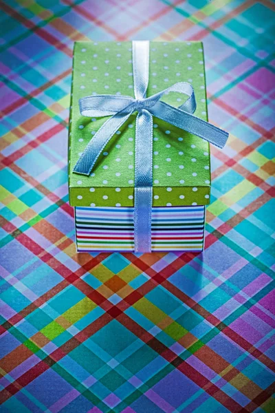 Presente na caixa de papelão no conceito de feriados de toalha de mesa verificada — Fotografia de Stock