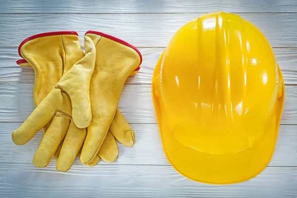 Helm veiligheidshandschoenen Voortbouwend op wit bord — Stockfoto