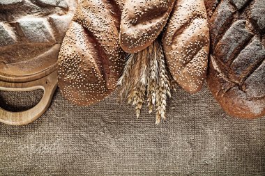 Doğrama kurulu kahverengi ekmek baget çavdar kulaklara çuval bezi adam