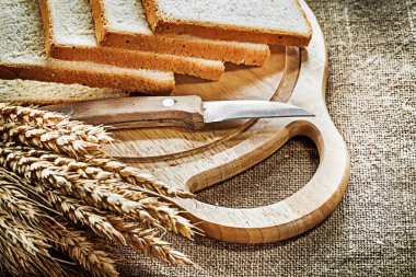 Doğrama kurulu mutfak bıçağı ekmek çavdar kulakları kendir ba dilimlenmiş