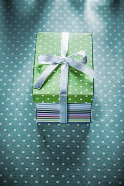 Mavi benekli arka plan tatil kavramı üzerinde hediye Paketli