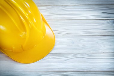 Beyaz tahta üzerinde inşaat kask