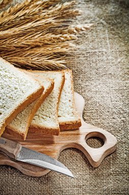 Doğrama kurulu bıçak seti ekmek çavdar kulakları geri çuval bezi dilimlenmiş.