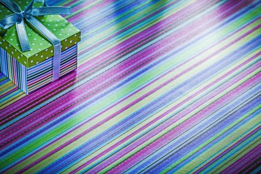 Şerit üzerinde çizgili masa örtüsü kutlamalar con ile karton kutu