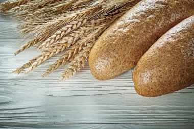 Ekmek sopa buğday kulaklara beyaz tahta