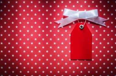 Kırmızı kumaş alışveriş kavramı üzerinde fiyat etiketi