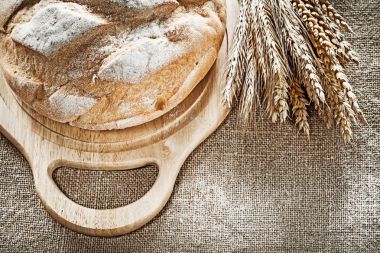 Doğrama kurulu ekmek çavdar kulaklara çuval bezi arka plan