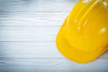 Emanet baret beyaz tahta üzerinde