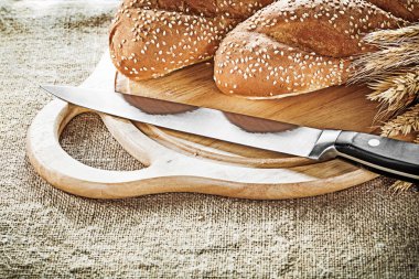 Yönetim Kurulu ekmek bıçağı buğday kulak arka plan çuval bezi üzerinde oyma