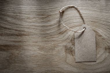 Ahşap tahta kavramı alışveriş üzerinde fiyat etiketi