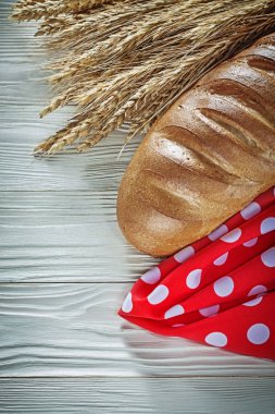 Ekmek sopa buğday kulakları kırmızı peçete beyaz tahta üzerinde