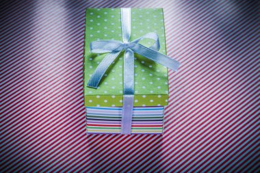 Kırmızı çizgili kumaş üstten görünüm kutlamalar kavramı mevcut kutusunda