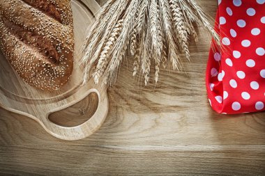 Ekmek oyma Pano buğday kulakları kırmızı masa örtüsü üzerinde ahşap backgrou