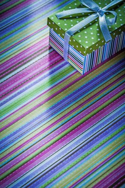 Hediye kutusu çizgili masa örtüsü kutlamalar kavramı dekore edilmiş