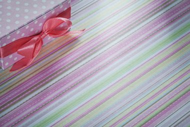 Çizgili masa örtüsü tatil kavramı mevcut kutusunda dekore edilmiş