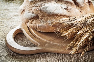 Çavdar kulakları vintage kendir zemin üzerine kurulu ekmek oyma