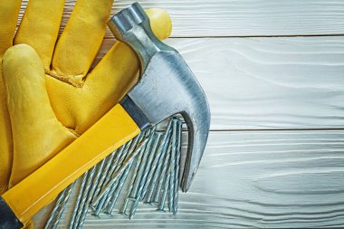 Koruyucu eldiven ahşap tahta üzerinde paslanmaz çivi pençe çekiç